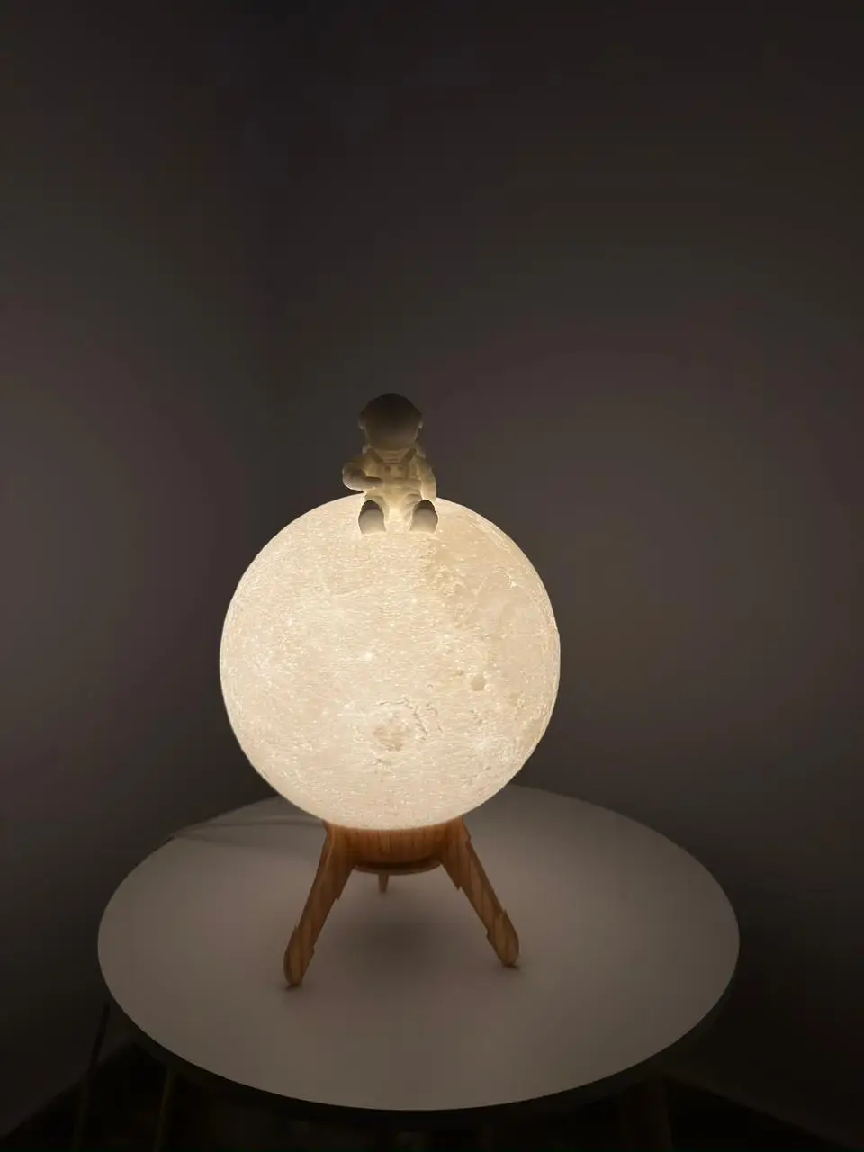 Φωτιστικό LED Φεγγάρι με Αστροναύτη